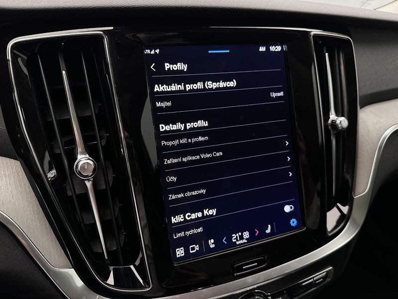 Volvo V60 B4 DARK PLUS AUT  - fotka 43 z 49