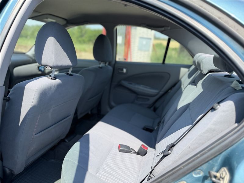 Nissan Almera 1,8 i - fotka 13 z 21