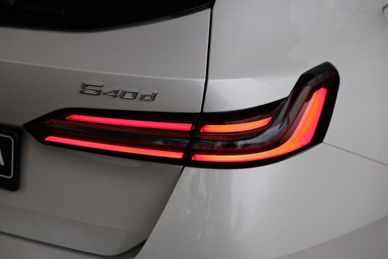 BMW Řada 5 540d xDrive Touring - fotka 18 z 18