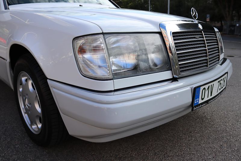 Mercedes-Benz 124 W124 320 E Sedan (1993) - fotka 7 z 32