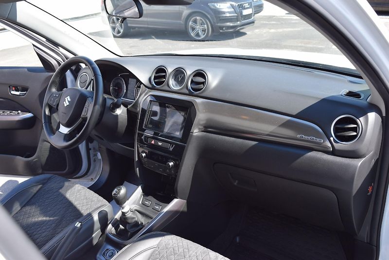 Suzuki Vitara (2019) 1.4 103kw BOOSTER JET ALL GRIP - fotka 37 z 50