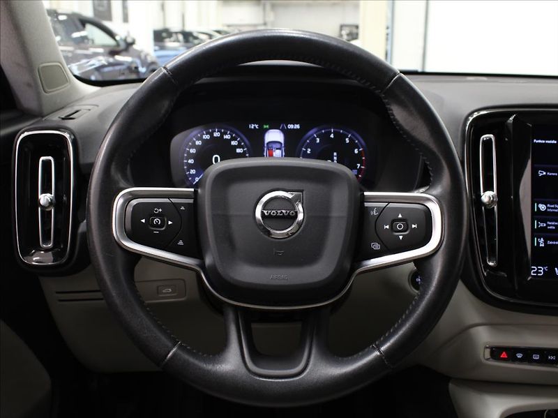 Volvo XC40 2,0 T4 140kW Insc. H/K 1.maj.Č - fotka 9 z 23
