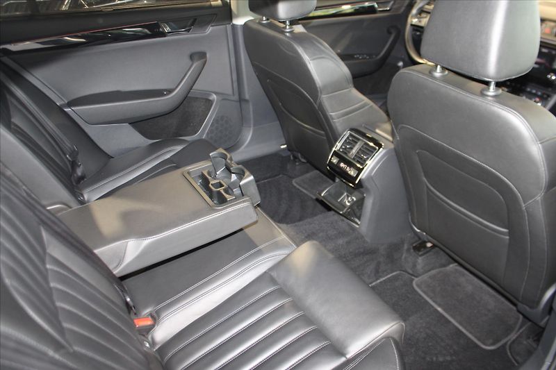 Škoda Superb TDi DSG 4x4 L&K ACC/Canton - fotka 26 z 31
