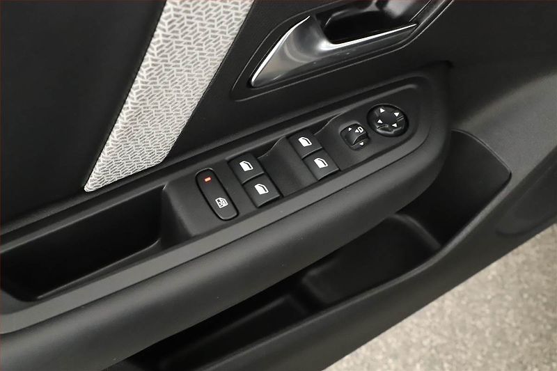 Citroën C4 (2023) 1.2 PureTech, Automat - fotka 9 z 17