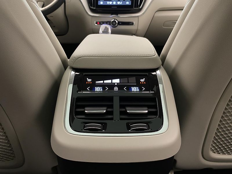Volvo XC60 B5 AWD BRIGHT ULTRA REZERVACE - fotka 34 z 64