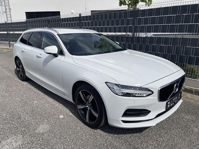 Volvo V90 (2019) 2.0 D4 140kW MOMENTUM - fotka 1 z 32