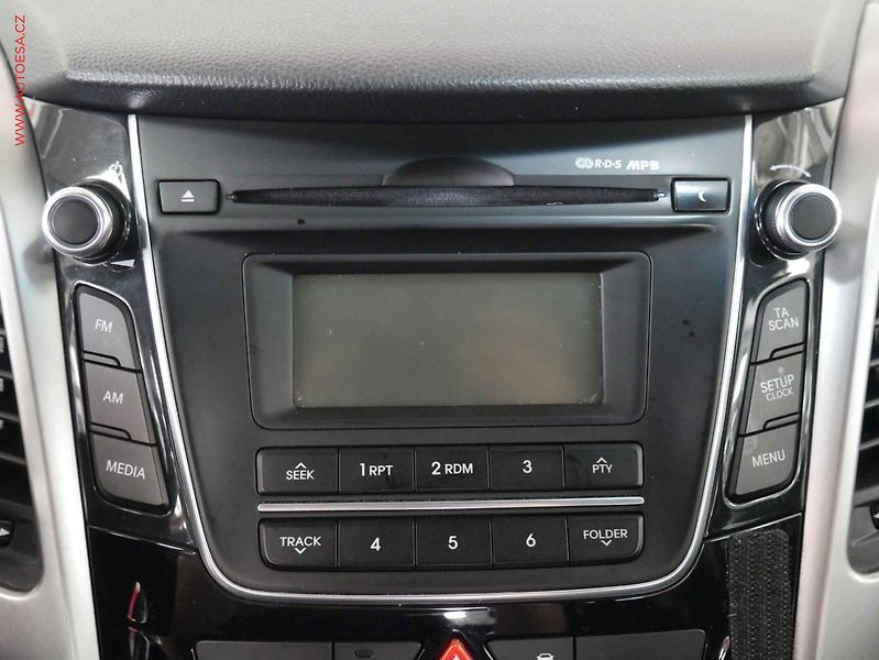 Hyundai i30 (2013) 1.6i, ČR, AC, výhřev sed - fotka 14 z 18