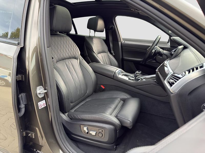 BMW X6 M50i - fotka 14 z 20