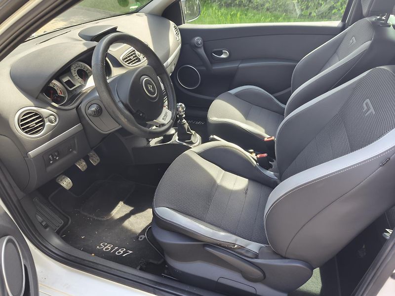 Renault Clio 1.6 GT - fotka 19 z 22