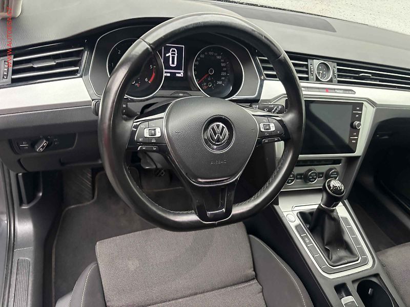 Volkswagen Passat (2017) 2.0 TDi, Navi, AC - fotka 13 z 17