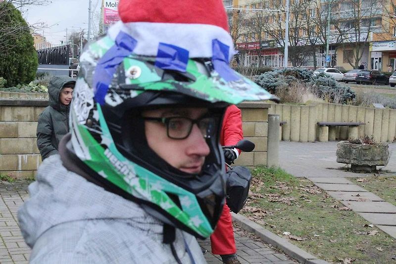 Konvoj motorkářů převlečených za Santa Clause již pošesté projel centrem města Mostu. Na snímku je nádherně vyzdobený 