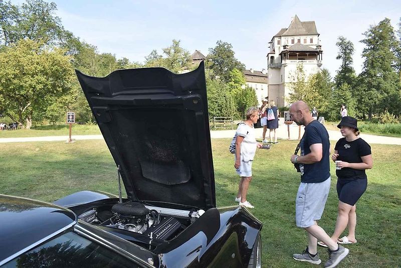 Na zámku Blatná se konala v sobotu 31. srpna 2024 přehlídka výjimečných vozidel Concorso Castle Blatna 2024.