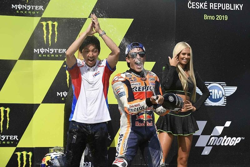 Motocyklová legenda Valentino Rossi při závodě na Masarykově okruhu v roce 2019.