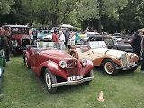 Habrovany cestovaly časem. Park zaplnily historické automobily i motorky.