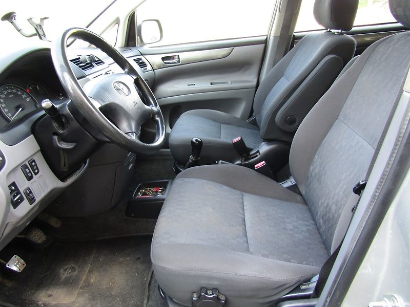 Toyota Avensis Verso (2003) 2.0 D-4D 85kW BEZ KOROZE A DPF - fotka 15 z 30