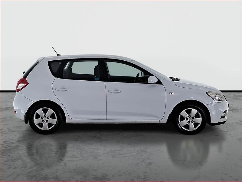 Kia Ceed (2012) 1.6 CRDi, po STK, zamluveno - fotka 6 z 16