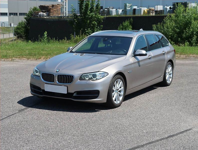BMW Řada 5 (2016) 525d xDrive, 4X4, Automat - fotka 2 z 14
