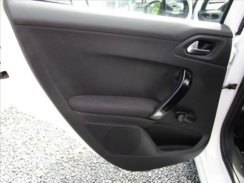 Peugeot 208 1.0i - fotka 29 z 40