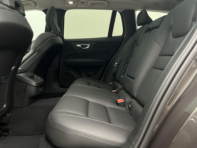 Volvo V60 B4 DARK PLUS AUT - fotka 6 z 45