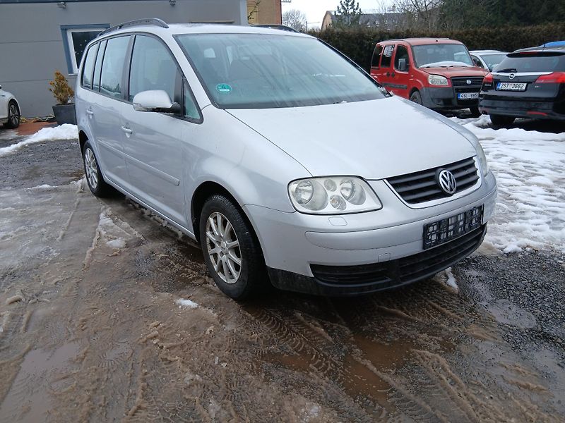 Volkswagen Touran 1.6 FSI, ALU - fotka 5 z 27