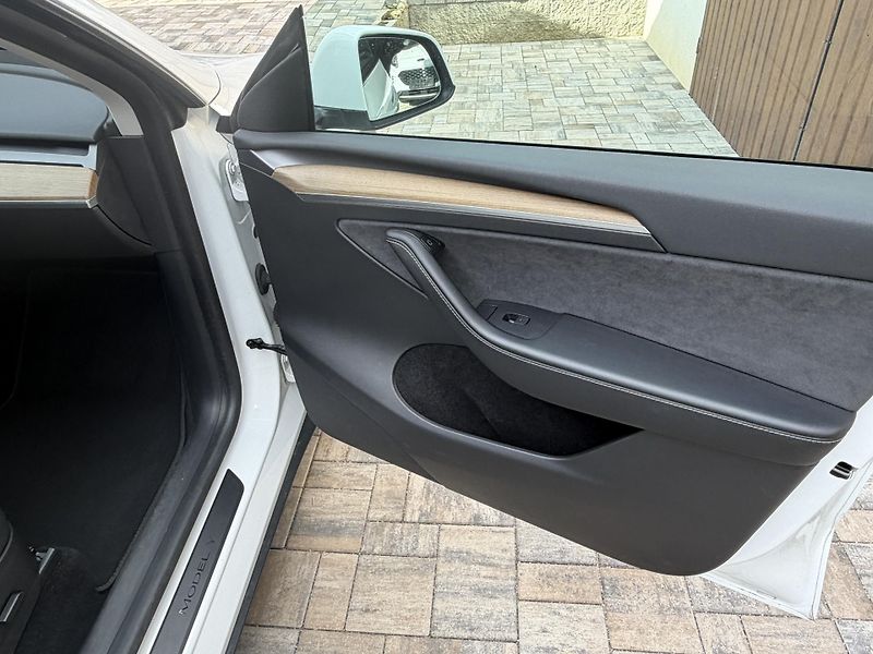 Tesla Model Y (2021) LR, SOH 89,4%, tazne, DPH - fotka 13 z 13