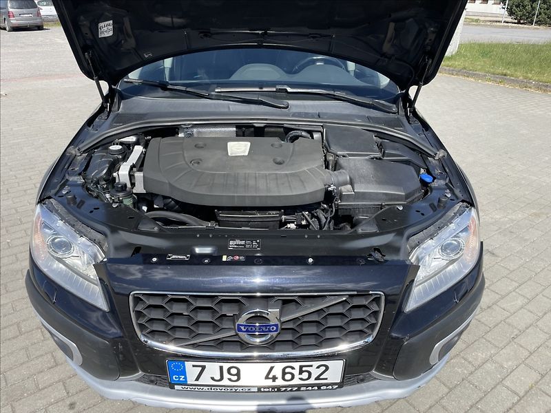Volvo XC70 2,4 D5 Geartronic Momentum AWD - fotka 21 z 35
