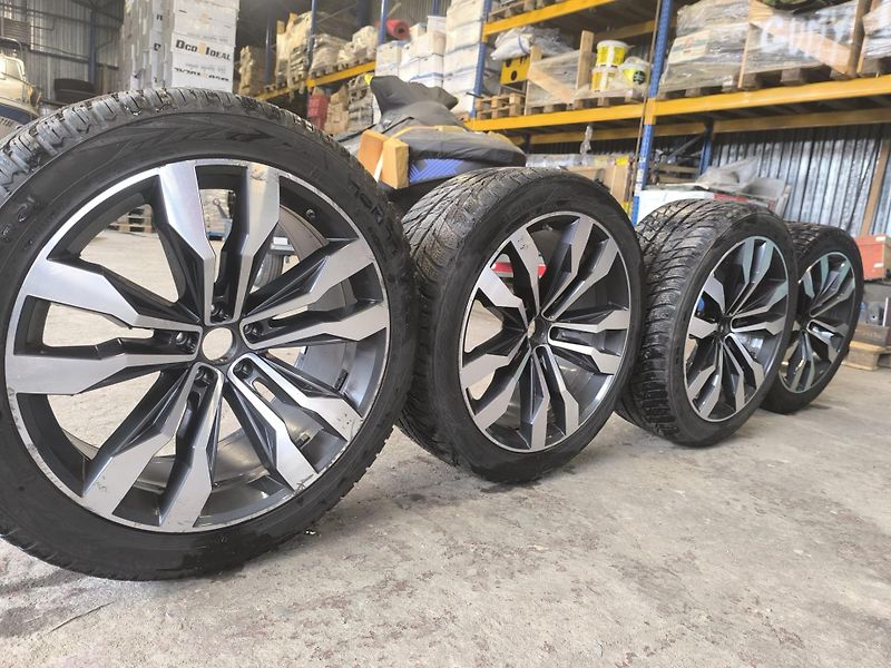 Volkswagen Touareg Alu disky Volkswagen + PNEU - fotka 1 z 6