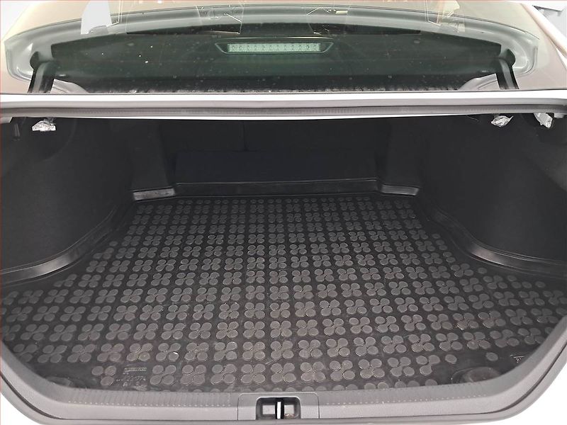 Toyota Camry (2023) Executive 2.5 Hybrid - fotka 14 z 19