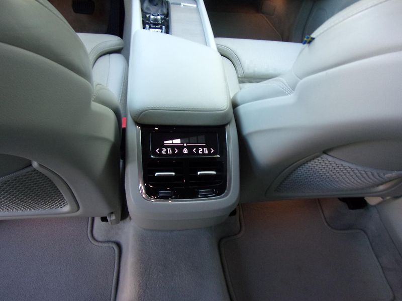 Volvo XC60 2.0D AWD 140kW INSCRIPTION TOP - fotka 17 z 28