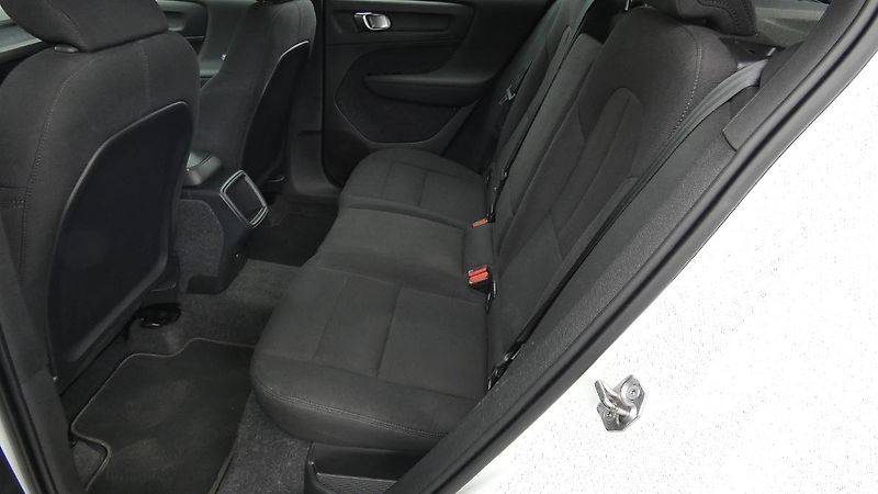 Volvo XC40 T2 FWD Momentum Core - fotka 18 z 21
