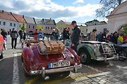 Automobiloví a motocykloví veteráni se vydali v neděli na tradiční jízdu Ze zámku na hrad. Start byl na Horním náměstí v Přerově, kde si lidé užili bohatý program.