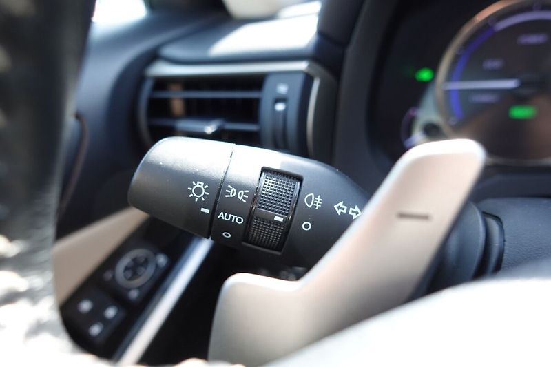 Lexus IS 300h Executive Navi - fotka 28 z 34