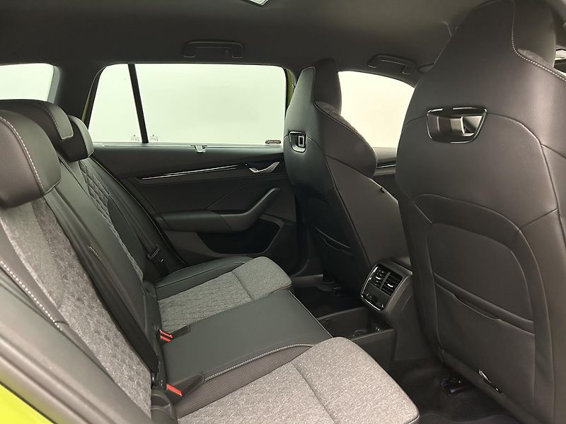 Škoda Octavia 2.0 TDI SportLine - fotka 17 z 23