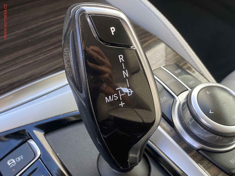 BMW Řada 5 (2018) 3.0i 540i xDrive, AT, +ALU - fotka 16 z 22