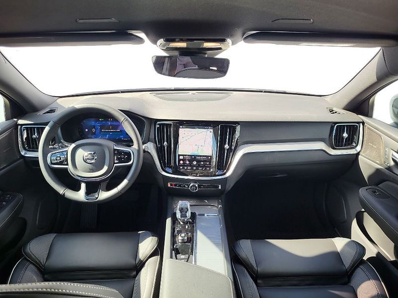 Volvo V60 PLUS DARK B4 FWD 145 kW - fotka 19 z 37