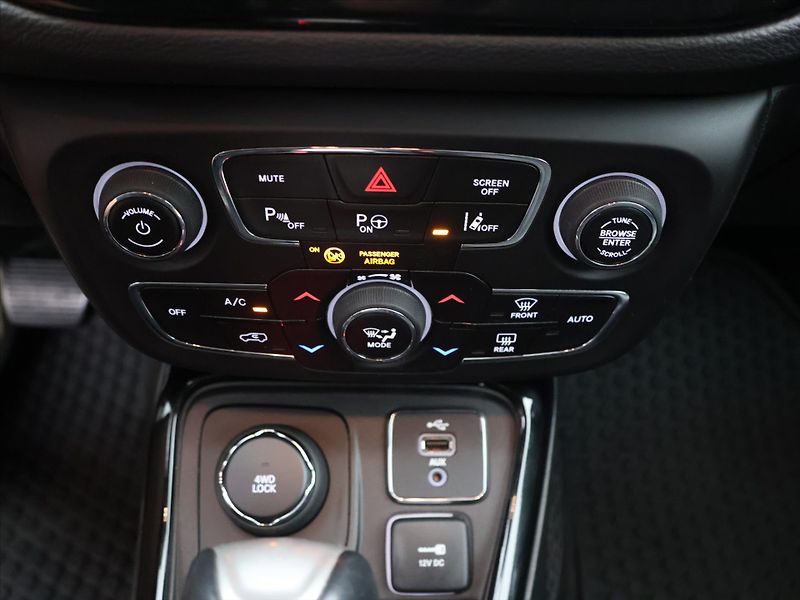Jeep Compass 2,0 CRDI 125kW Aut 4WD Limited - fotka 21 z 31