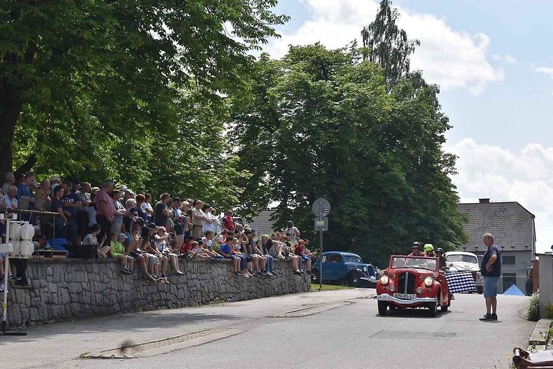Tradiční závod S kopce do kopce si nenechalo letos ujít na sedm desítek posádek historických automobilů a motocyklů.