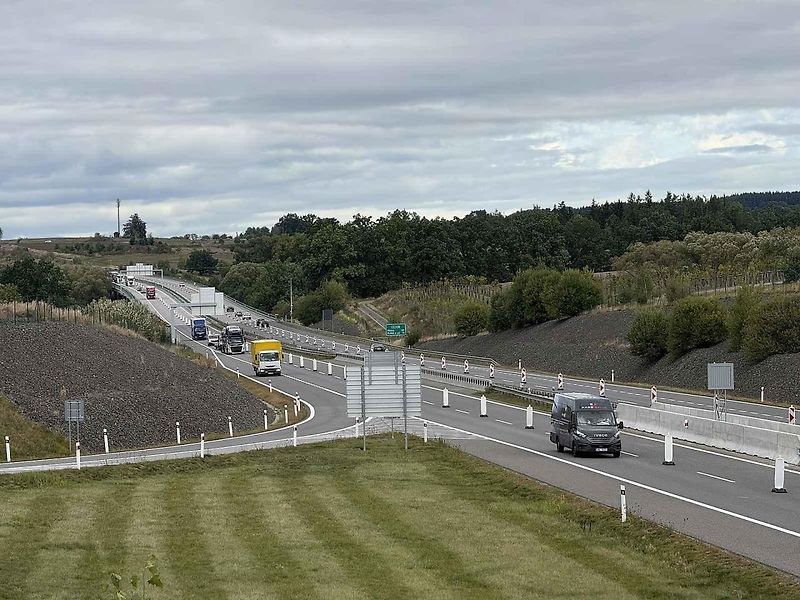 Mobilní zábrany už několik týdnů zpomalují řidiče na D3.