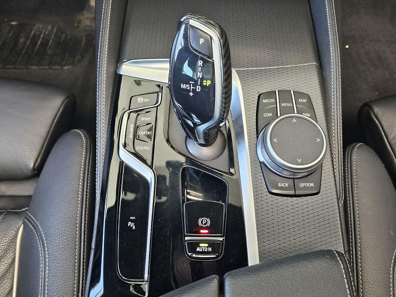 BMW Řada 5 530d xDrive - fotka 21 z 30