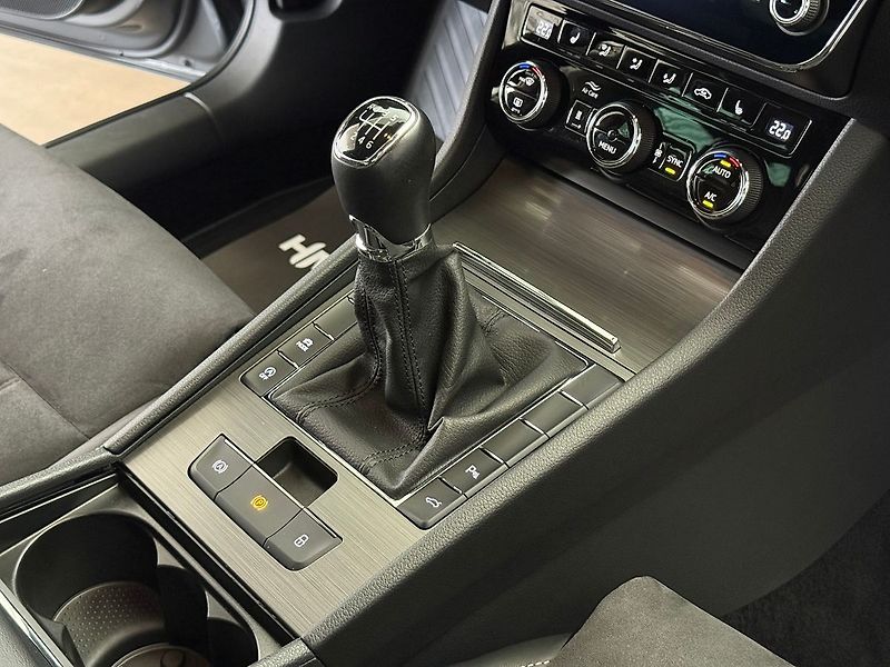 Škoda Superb 2.0TDI 110kW LED Webasto Tažné - fotka 16 z 40