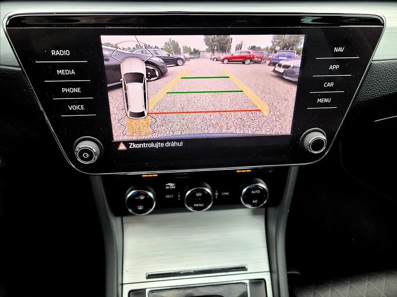 Škoda Superb 1,4 TSI,PHEV,DSG,LED,NAVI,VÝHŘ - fotka 25 z 50