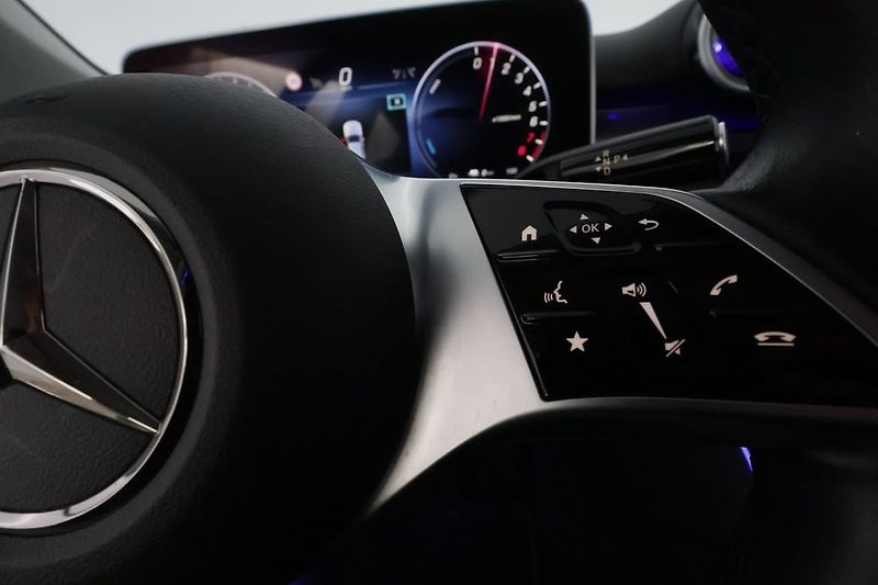 Mercedes-Benz Třídy C 300e Avantgarde Premium 360 - fotka 16 z 26