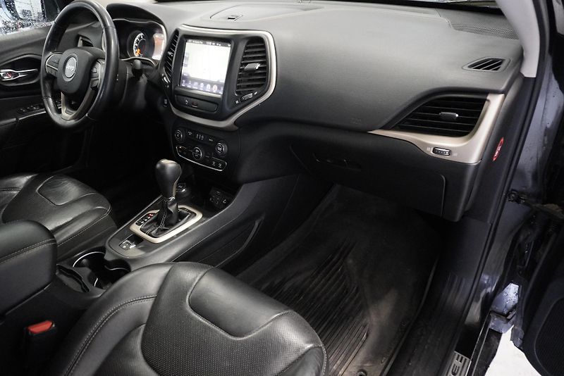 Jeep Cherokee 3,2I V6 LIMITED 4X4 AUT. - fotka 25 z 30