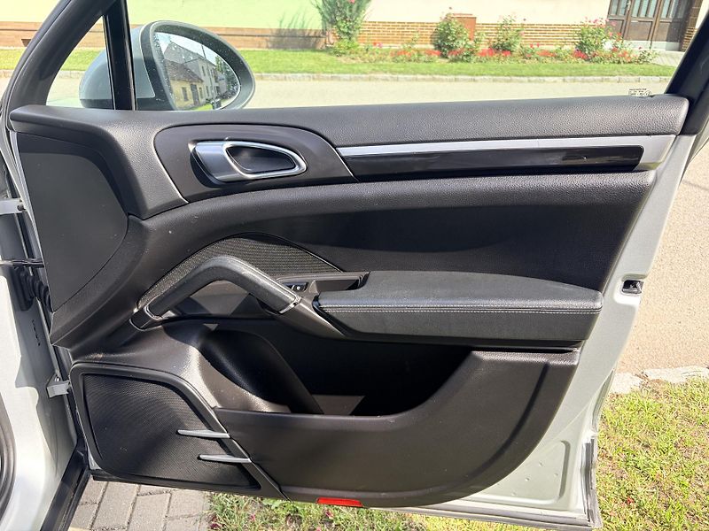 Porsche Cayenne DIESEL 3.0 V6 180KW - fotka 39 z 42