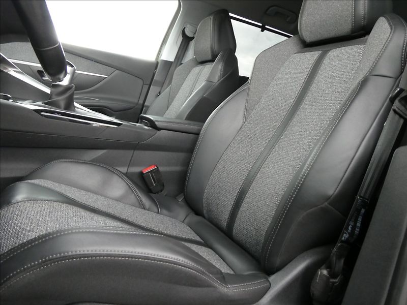 Peugeot 5008 2,0 HDi 110kW Allure serviska - fotka 31 z 41