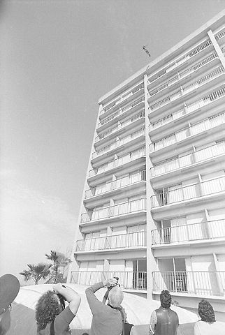 Kaskadérka Kitty O’Neil právě skáče při natáčení epizody Wonder Woman z výšky 39 metrů dvanáctipatrového hotelu Valley Hilton v Sherman Oaks., zdroj: Wikimedia Commons, R. L. Olive, CC BY 4.0