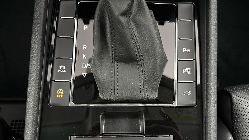 Škoda Superb 2.0 TDI DSG L&K Combi - fotka 28 z 34