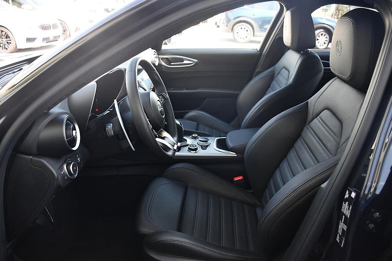 Alfa Romeo Giulia 2,0 VELOCE 16V 206kW AT8-Q4 - fotka 10 z 54