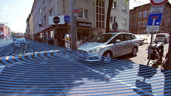 Ford uvádí na trh technologii, díky níž má auto 'vidět za roh'. 