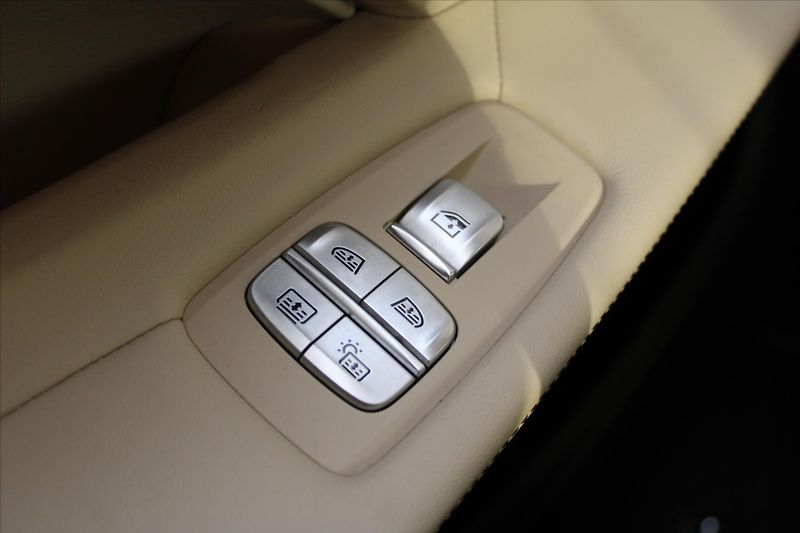 BMW Řada 7 750Li xDrive LASER MASÁŽE ČR - fotka 35 z 44